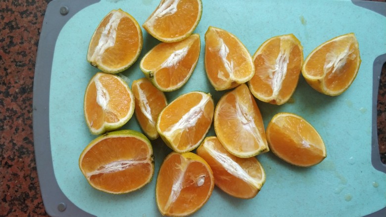 黄梅酱橙汁鸡翅,将橙子洗净，去皮