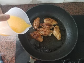 黄梅酱橙汁鸡翅,倒入榨好的橙汁
