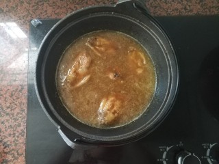 黄梅酱橙汁鸡翅,大火煮开，由于平底锅有点大，换了铁铸锅