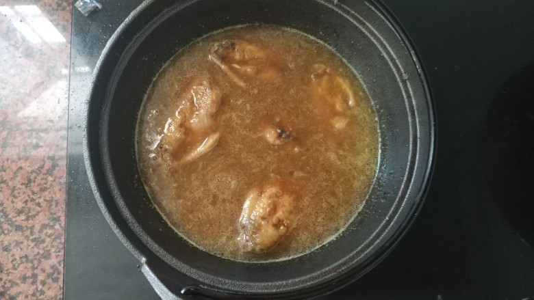 黄梅酱橙汁鸡翅,大火煮开，由于平底锅有点大，换了铁铸锅