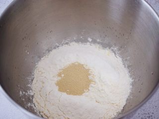 原味面包,将除了黄油外所有的材料全放入海氏厨师机的和面桶中，按照先液体后固体的顺序放入，最上面放酵母，启动揉面程序