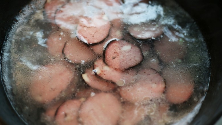 美食丨湘菜经典 奇丑无比却美味无穷的猪血丸子,切好后的猪血丸子冷水下锅，煮开两分钟，捞出，水不要。此步骤是为对很咸的猪血丸子去除盐分，如果猪血丸子咸淡合适，可省略此操作。
