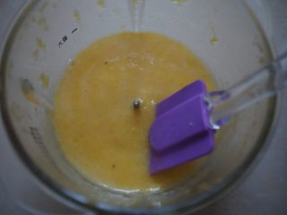 蓝莓芒果公主慕斯蛋糕,芒果放入搅拌器中打成芒果泥，然后倒入融化的吉利丁片奶液搅拌均匀