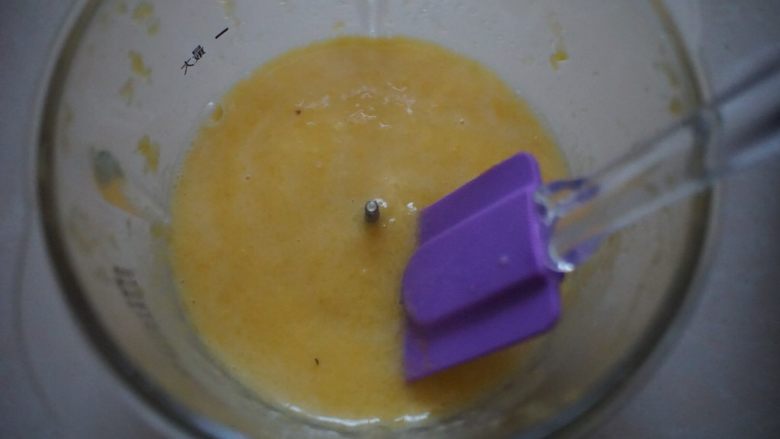 蓝莓芒果公主慕斯蛋糕,芒果放入搅拌器中打成芒果泥，然后倒入融化的吉利丁片奶液搅拌均匀