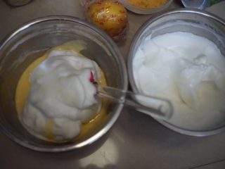 蓝莓芒果公主慕斯蛋糕,然后取1/2蛋白霜到蛋黄糊中，用刮刀划扮均匀