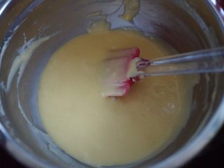 蓝莓芒果公主慕斯蛋糕,用刮刀搅拌均匀至无颗粒状，或者用打蛋器搅拌更好，但记住不要过度搅拌，以免起筋