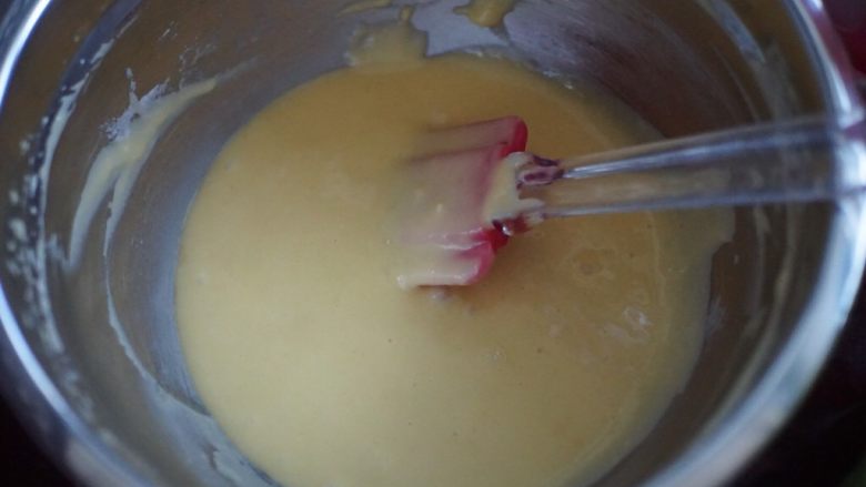 蓝莓芒果公主慕斯蛋糕,用刮刀搅拌均匀至无颗粒状，或者用打蛋器搅拌更好，但记住不要过度搅拌，以免起筋