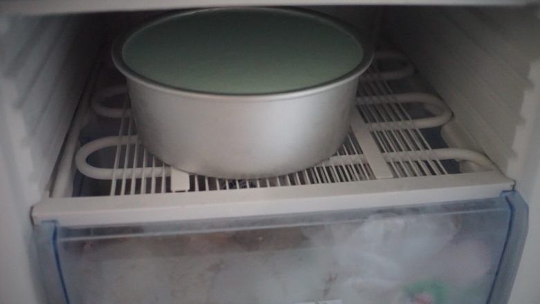蓝莓芒果公主慕斯蛋糕,再放入冰箱冷冻室里冷冻1小时