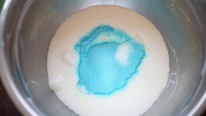 蓝莓芒果公主慕斯蛋糕,取400ml奶油加入蓝莓粉和40g糖粉用打蛋器打至6分发
