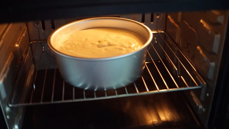 蓝莓芒果公主慕斯蛋糕,放入预热好的烤箱中层，以150摄氏度上下火烤50分钟