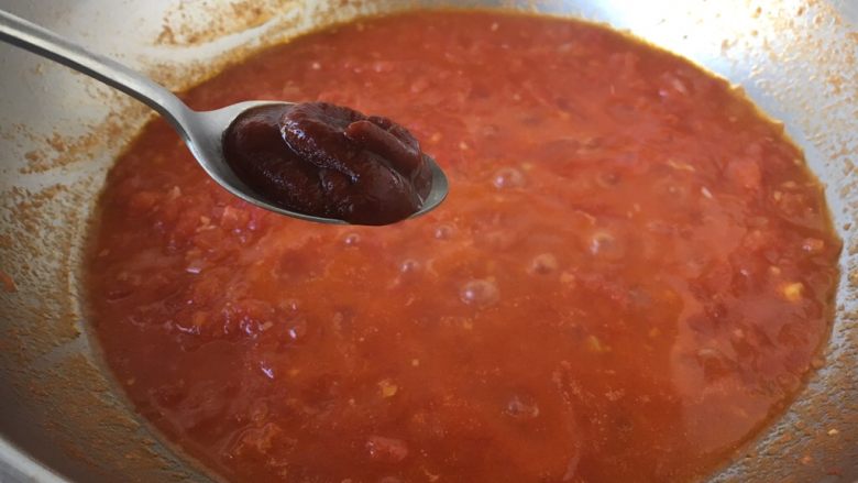 十味 番茄鸡蛋烩牛肉,放入1勺的番茄酱。