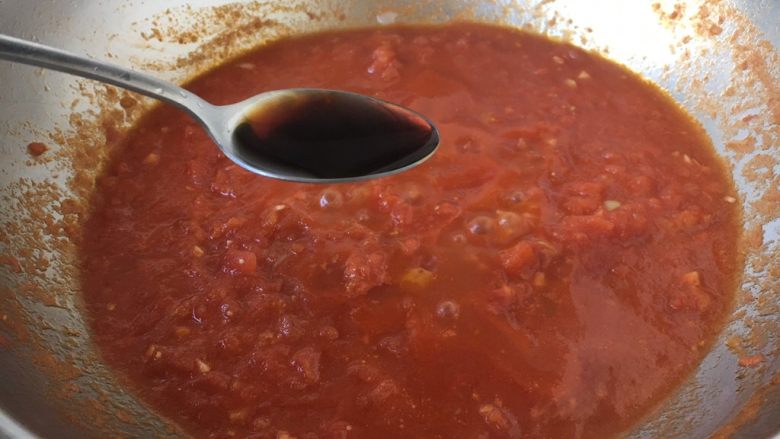 十味 番茄鸡蛋烩牛肉,放入1勺的酱油。