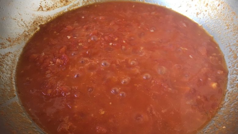 十味 番茄鸡蛋烩牛肉,中火将番茄熬至软烂浓稠。