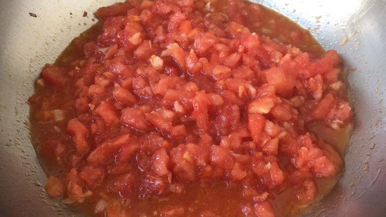 十味 番茄鸡蛋烩牛肉,放入切好的番茄，翻炒均匀。