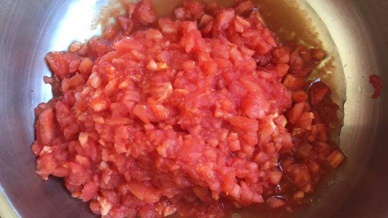 十味 番茄鸡蛋烩牛肉,把番茄切成碎丁。