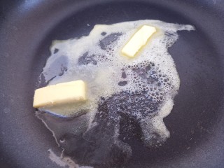 黄油烤鳕鱼,然后锅里放黄油。