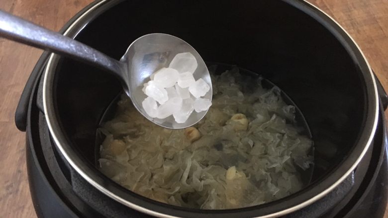 十味 火龙果银耳粥,银耳粥煮熟了后放入适量的冰糖，搅动至冰糖融化。