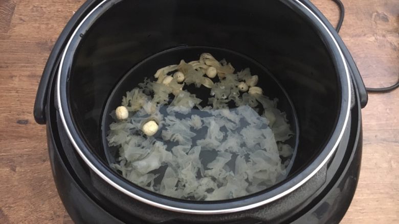十味 火龙果银耳粥,放入电压力锅里，接上电源，盖上锅盖儿。