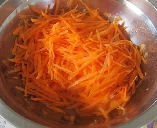 萝卜丸子,萝卜切丝用少许盐腌制20分钟后挤掉多余的水分