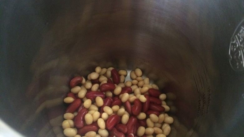 红芸豆豆浆,两种豆洗好后倒入豆浆机内；