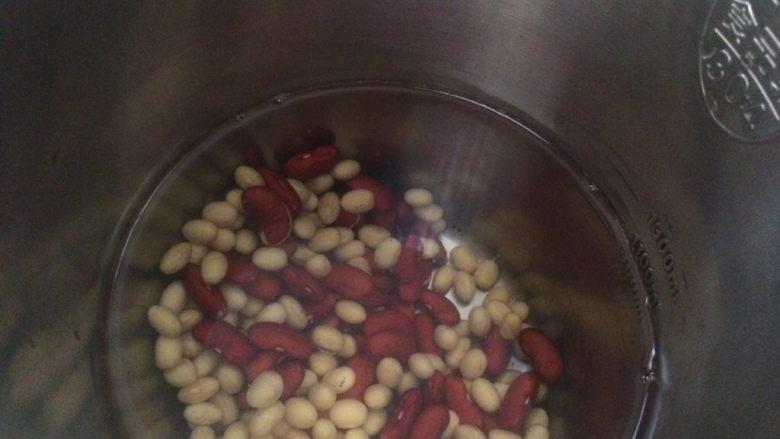 红芸豆豆浆,加入900ml清水；