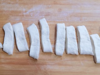早餐＋蓬松大油条,用锋利的刀切成约2厘米左右的条！切好的面团盖上保鲜膜松弛几分钟，这样做出来的油条更松软！