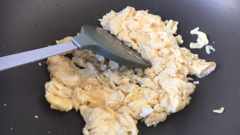 十味 螃蟹肉炒鸡蛋,当葱姜油温度达到5、6成热时，放入鸡蛋液，待蛋液稍稍凝固后，用铲子将鸡蛋铲碎。