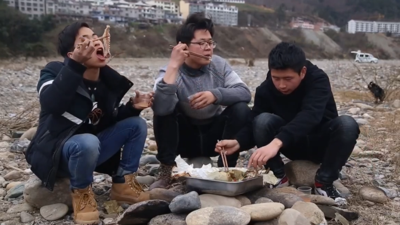 在汉江边捉的野生汉江鱼，直接在江边用这种方法做了吃