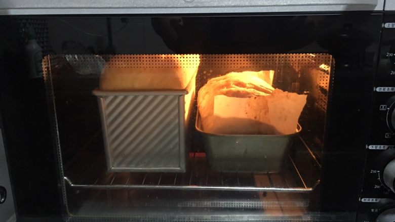 红薯吐司,180度预热烤40分钟 余下的面做小吐司烤30分钟