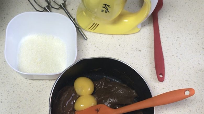 巧克力舒芙蕾,加入两个蛋黄搅拌均匀