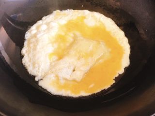 早餐鸡蛋卷,油锅热后，倒入鸡蛋液，中火。
