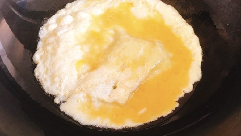 早餐鸡蛋卷,油锅热后，倒入鸡蛋液，中火。