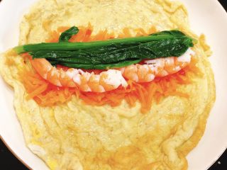 早餐鸡蛋卷,放上青菜和虾。