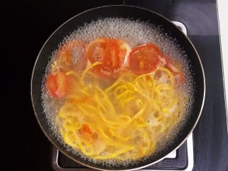 宝宝健康食谱   鲜虾番茄南瓜面,加入60克南瓜面，煮3分钟