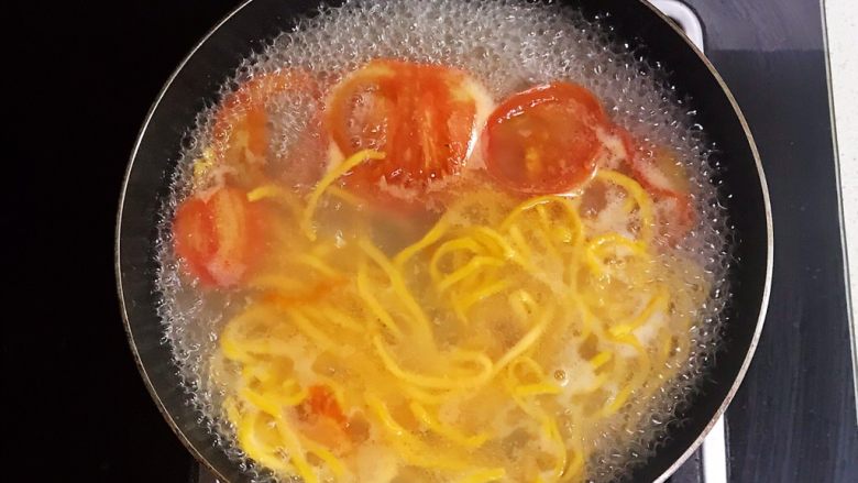 宝宝健康食谱   鲜虾番茄南瓜面,加入60克南瓜面，煮3分钟