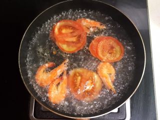 宝宝健康食谱   鲜虾番茄南瓜面,加入番茄，水开后煮1分钟
