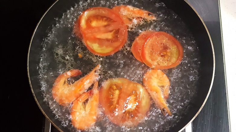 宝宝健康食谱   鲜虾番茄南瓜面,加入番茄，水开后煮1分钟
