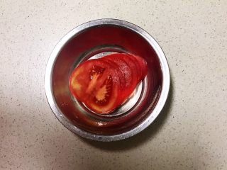宝宝健康食谱   鲜虾番茄南瓜面,把番茄清洗干净，半个番茄切成小片