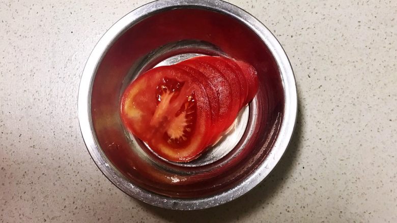 宝宝健康食谱   鲜虾番茄南瓜面,把番茄清洗干净，半个番茄切成小片