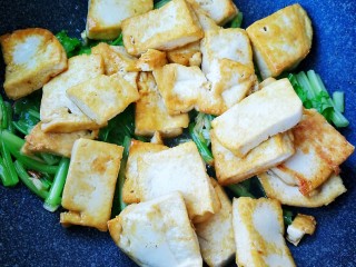 家常豆腐,放入芹菜煸炒几下再倒入煎好的豆腐