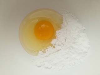 Q心拉丝玛德琳,鸡蛋加糖粉和盐搅打均匀（尽量选用大鸡蛋，我用的65克）