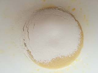 Q心拉丝玛德琳,低粉和泡打粉混合过筛2次，倒入蛋液中
