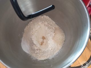 椰蓉扭扭包,高筋粉放入厨师机，盐和糖对角放，发酵粉放中间。