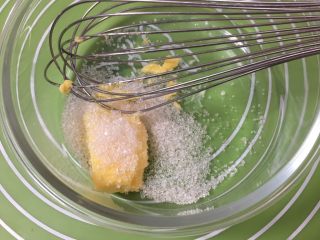 椰蓉扭扭包,发酵期间开始制作椰蓉馅，黄油软化后倒入细砂糖。