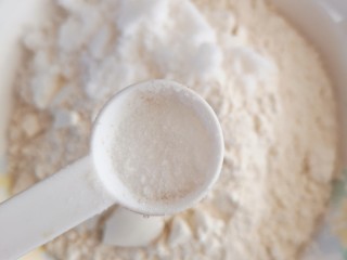 奶香大馒头,面粉中加入盐