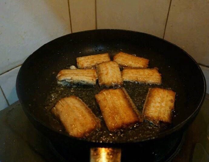 红烧带鱼,煎好一面翻面，将另一面也煎至金黄色