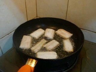 红烧带鱼,将带鱼放入平底锅中，中小火煎至金黄色
