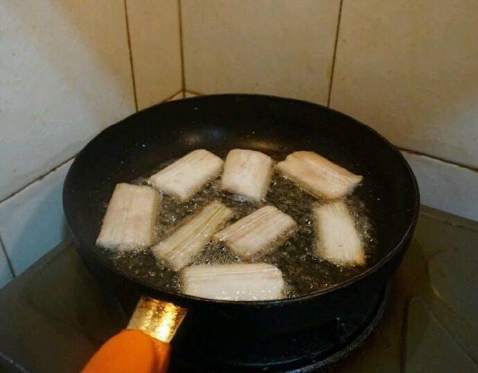 红烧带鱼,将带鱼放入平底锅中，中小火煎至金黄色