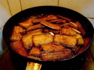 红烧带鱼,带鱼的锅中还会有少量的汁，开大火收汁即可