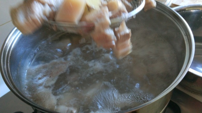 皇后锅秘制红烧肉,捞出来放入冷水。
